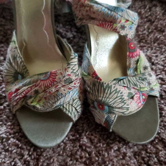 Delicious floral tie up heels - Picture 6 of 7